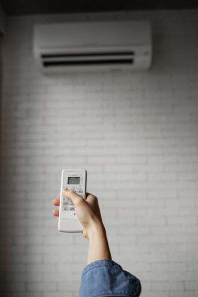 mujer-que-utiliza-tecnologia-domestica-min